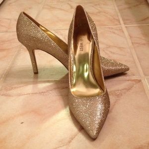 Metallic gold pumps