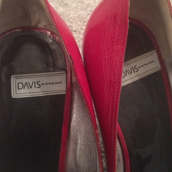 Red pumps - Picture 2 of 4