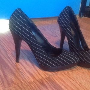 Delicious size 7 pinstriped pumps