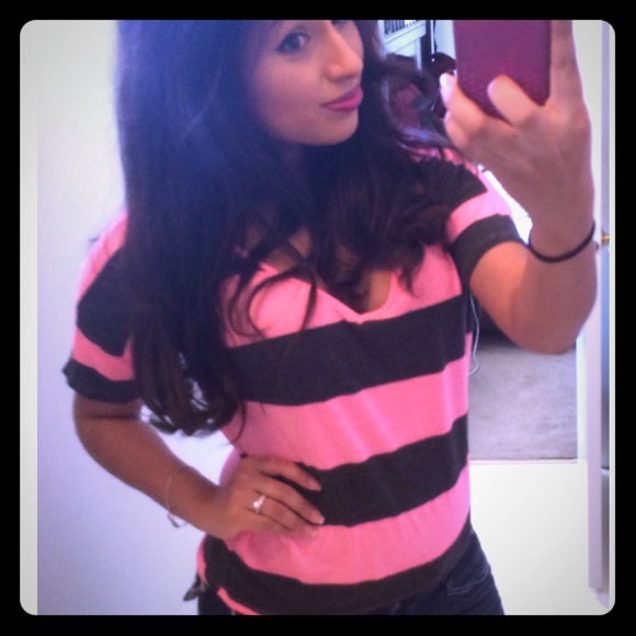 ❌❌SOLD❌❌Cute striped v neck top