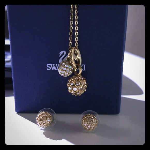 SWAROVSKI💠💠 Necklace and Earrings.