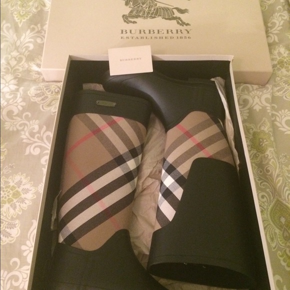 Burberry house check rain boots