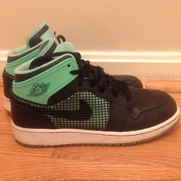 The Air Jordan 1 green glows retro 89