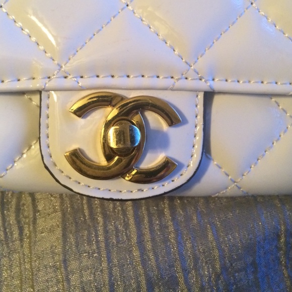 white clutch/crossbody - Picture 2 of 4