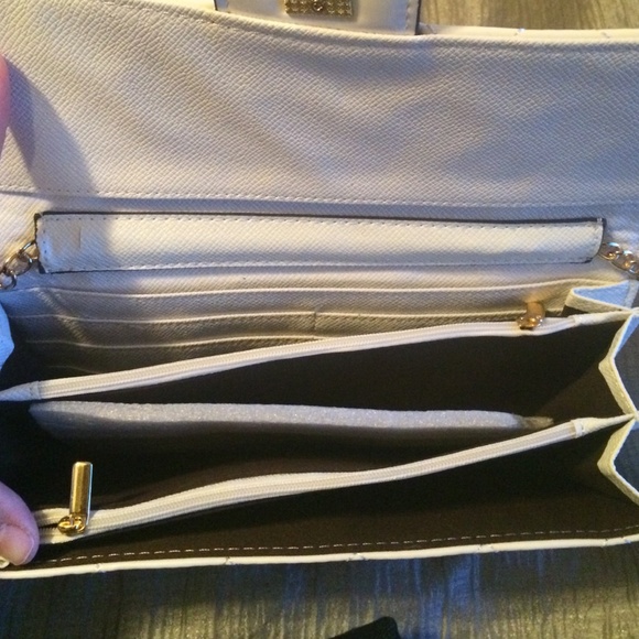 white clutch/crossbody - Picture 3 of 4