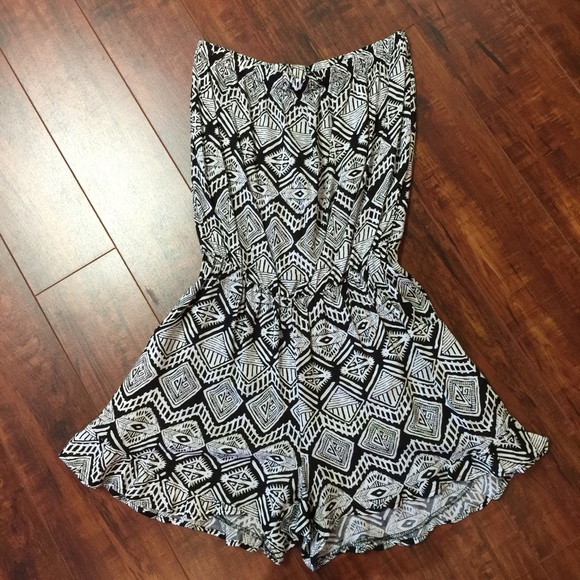 Ruffle bottom black romper (M)