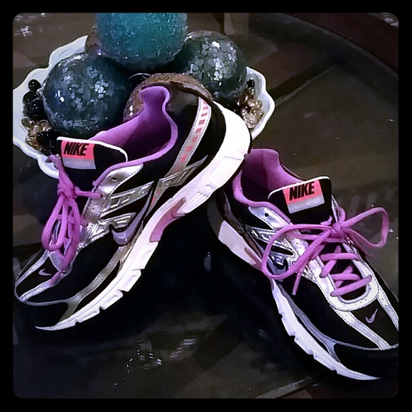 NIKE INITIATOR running shoes.