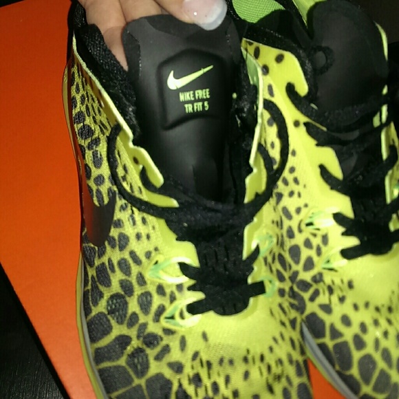 Sold ❌ new nike free tr fit 5.0 volt print new 8.5 - Picture 3 of 4