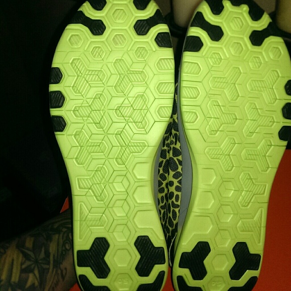 Sold ❌ new nike free tr fit 5.0 volt print new 8.5 - Picture 4 of 4