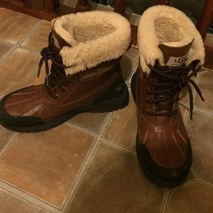 Boy uggs size 6 in boys.