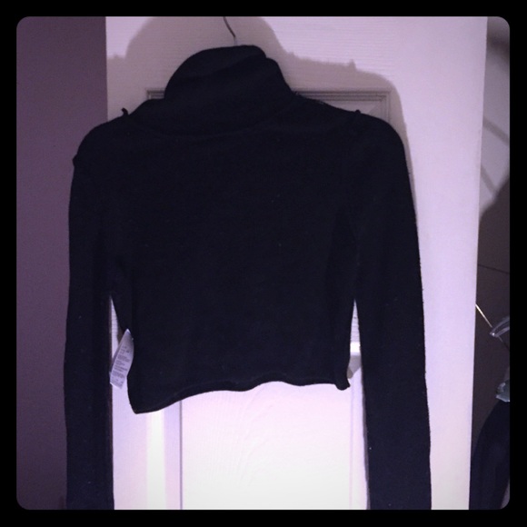 Black crop turtle neck