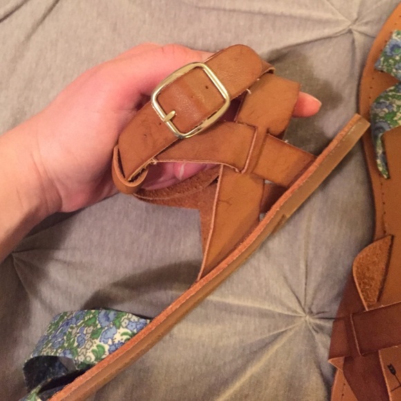 Adorable strappy sandals!! - Picture 3 of 3