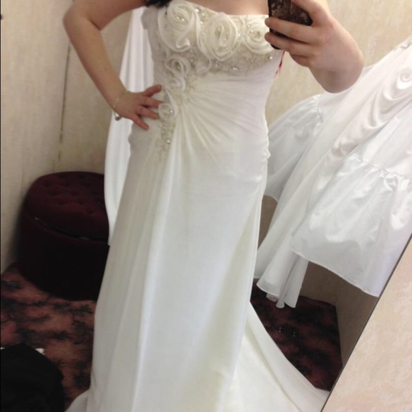 Dresses & Skirts - GORGEOUS GOWN.