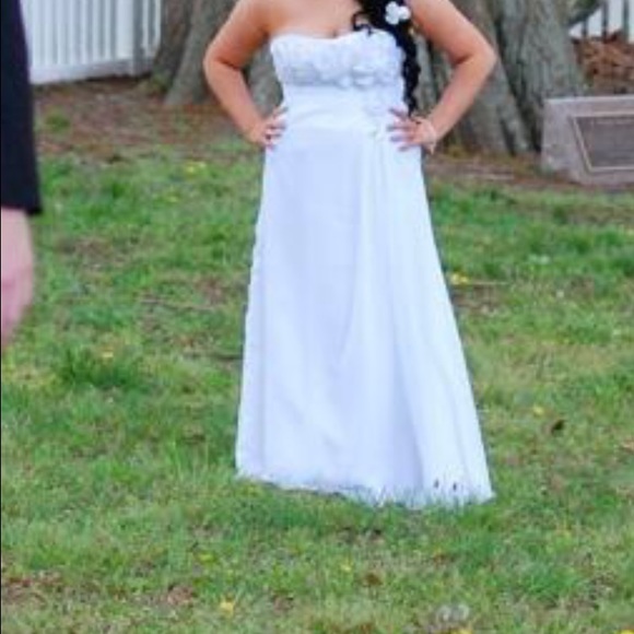 GORGEOUS GOWN. - Picture 2 of 3