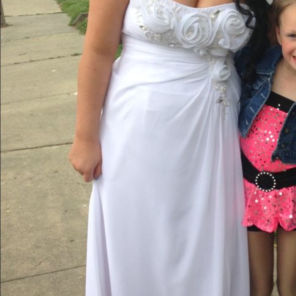 GORGEOUS GOWN. - Picture 3 of 3