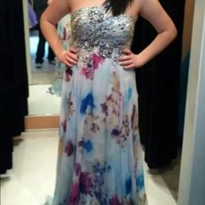 Gorgeous prom gown!