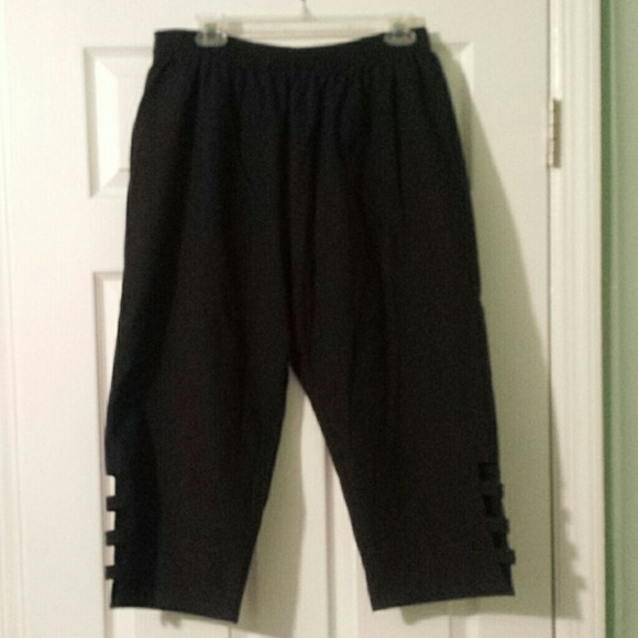 Black Capri pants