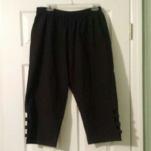 Black Capri pants