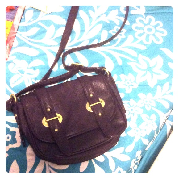 PURPLE CROSS BODY PURSE.