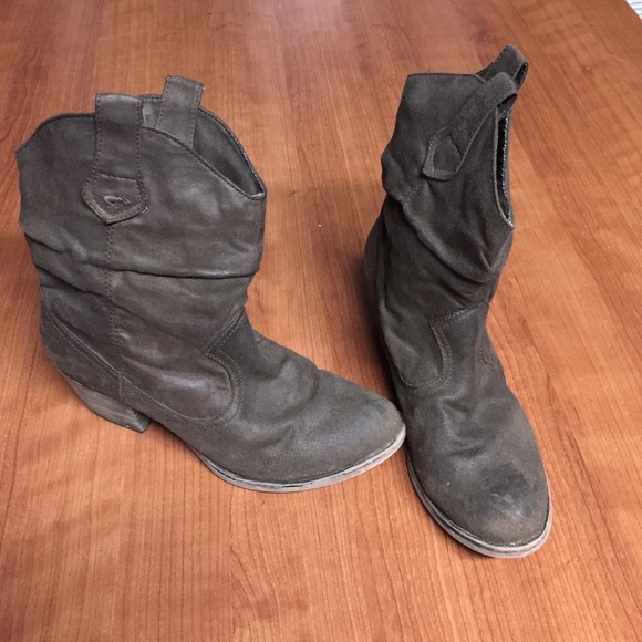 A pair of size 9 Rocket Dog cowgirl boots.