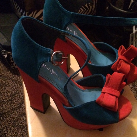 Heels - Picture 2 of 2