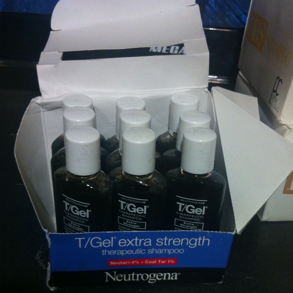 Dermatologist recommended shampoo - Picture 3 of 4