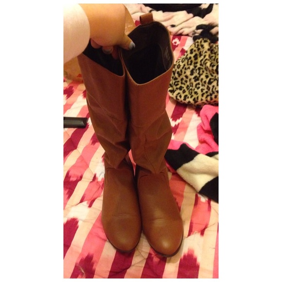 Slouchy brown riding boots