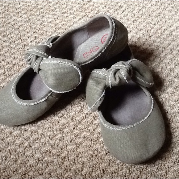 Cute flats with bow.