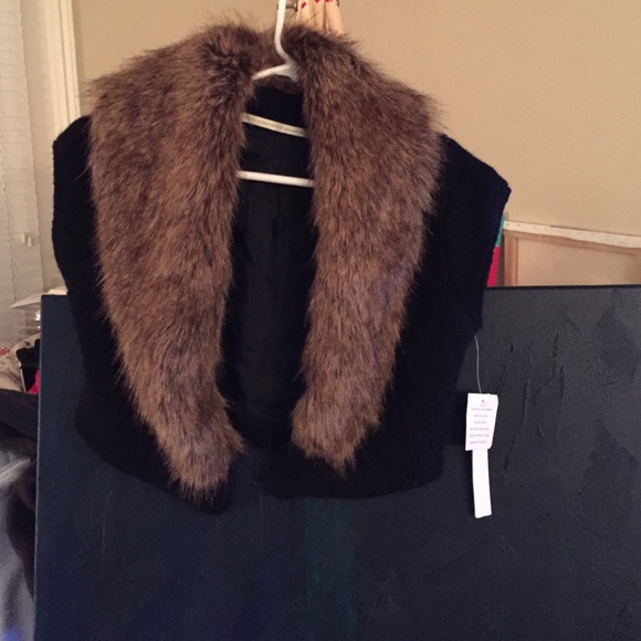 Cynthia Vincent cropped sweater vest w/ fur collar