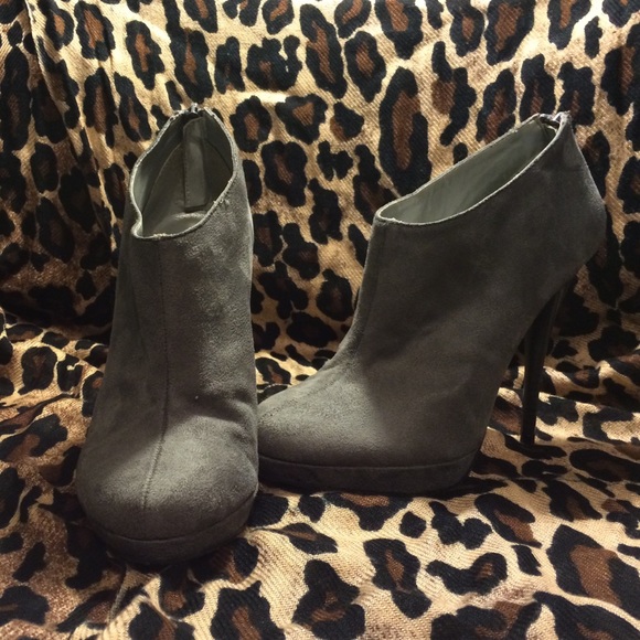 A'gaci grey ankle booties