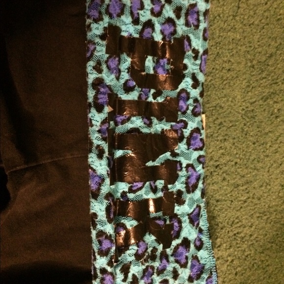 PINK VS cheetah crop leggings  size small - Picture 2 of 4