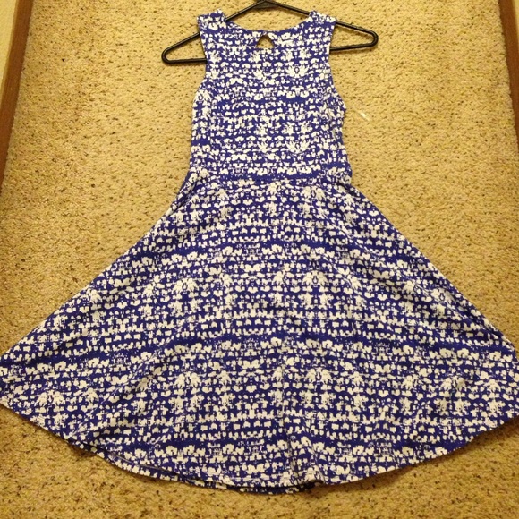 Dresses - Picture 2 of 3