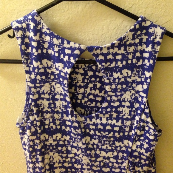 Dresses - Picture 3 of 3