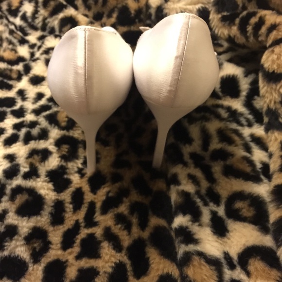 New Manalo Blahnik Swan Satin Pump - Picture 3 of 4