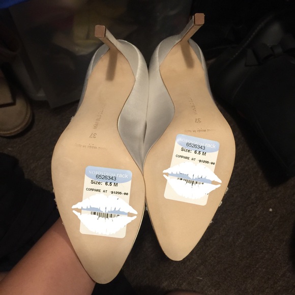 New Manalo Blahnik Swan Satin Pump - Picture 4 of 4