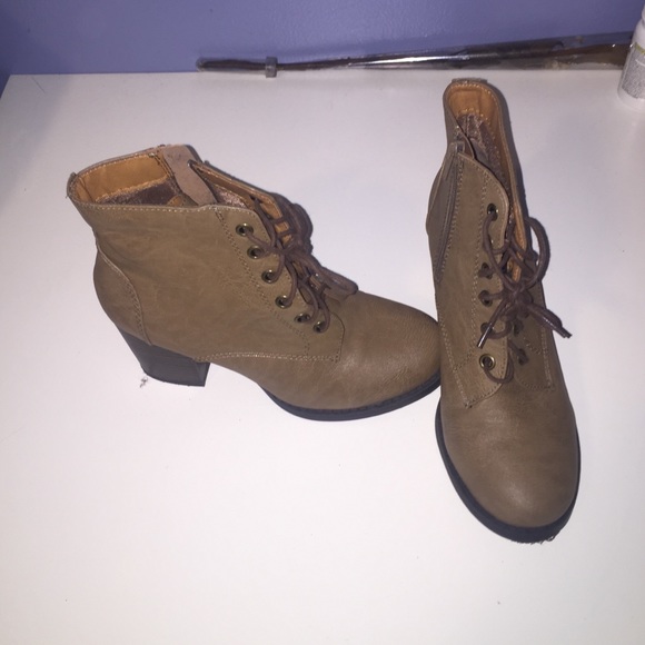 SODA beige boots