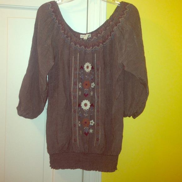 Adorable grey quarter-length sleeve top