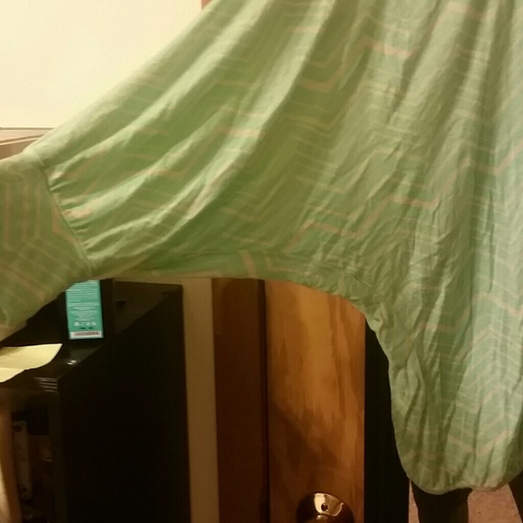 Turquoise aqua flowy top - Picture 2 of 4