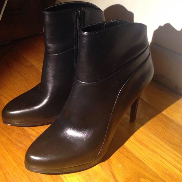 Nine West black booties