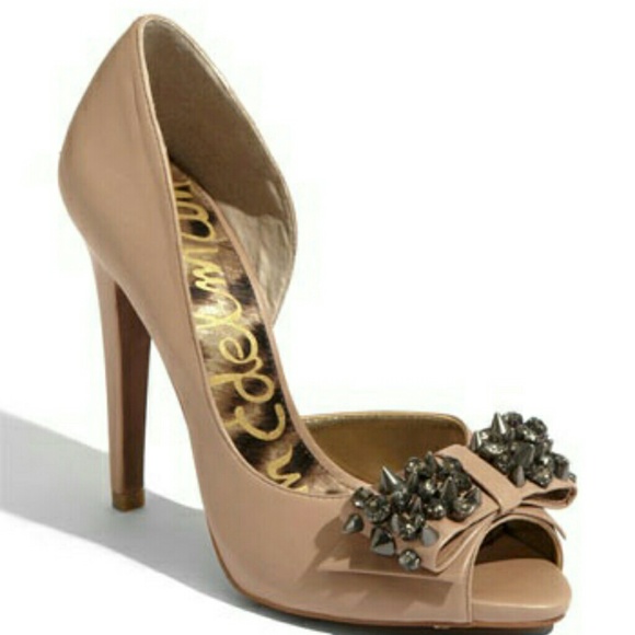 Nude spiked pumps
