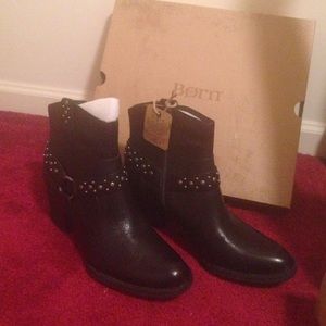 Born slater black leather bootie