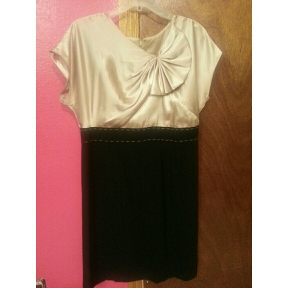 Adorable gold tone dress with bow 👚