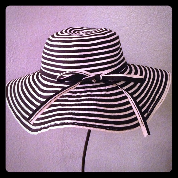 Cute Black & White Sun Hat /Race Track Hat