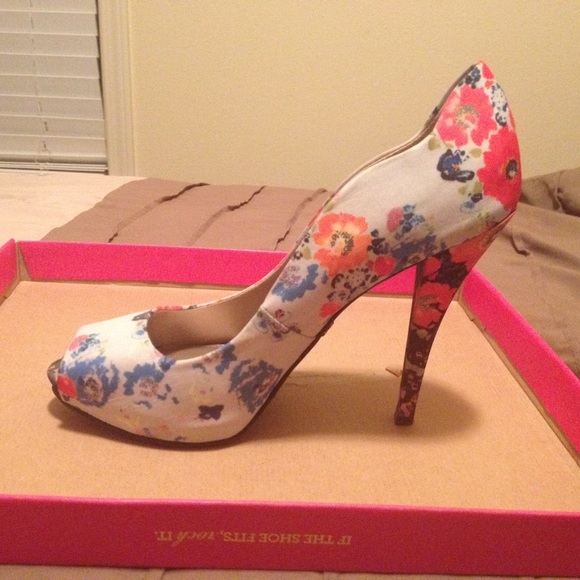 Peep Toe Floral Pump - Picture 2 of 4