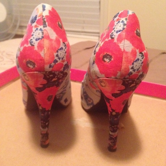 Peep Toe Floral Pump - Picture 3 of 4