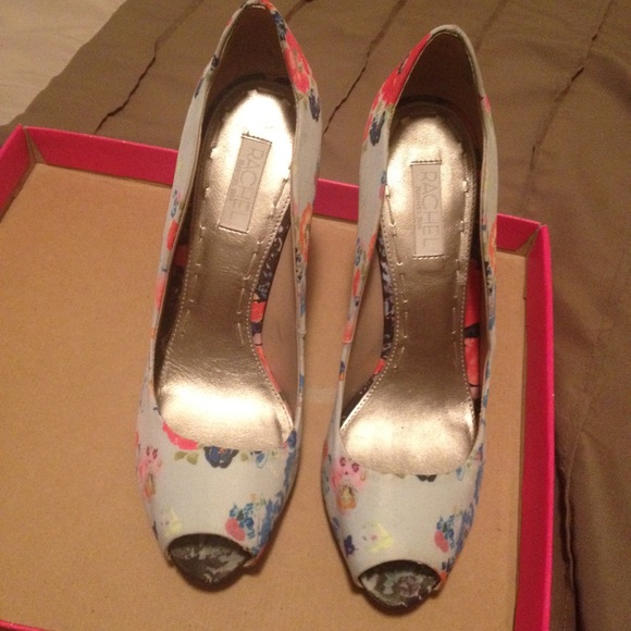 Peep Toe Floral Pump - Picture 4 of 4