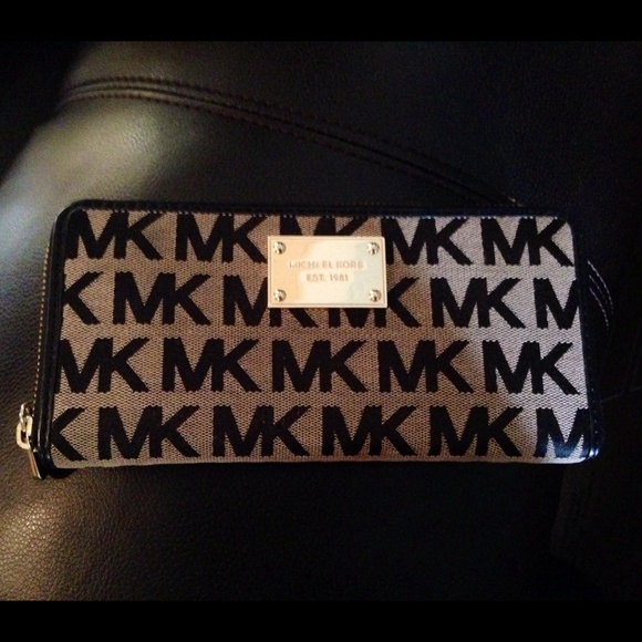 Michael kors wallet 💯 authentic
