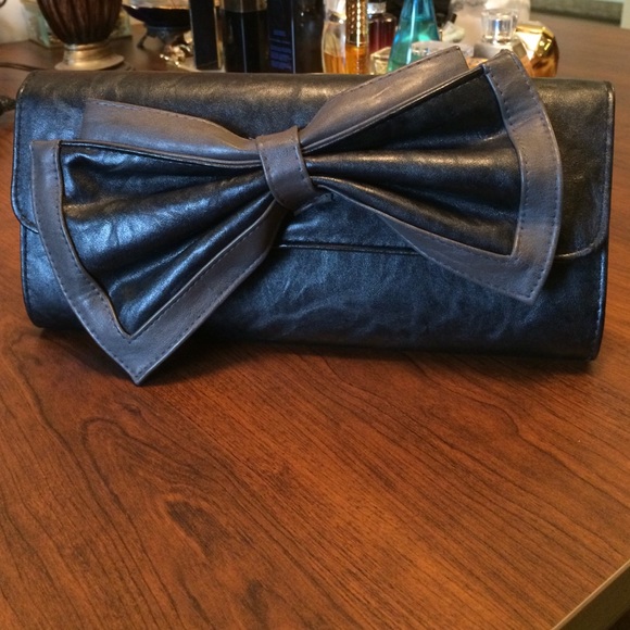 Black clutch