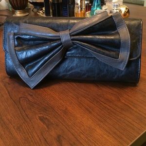 Black clutch