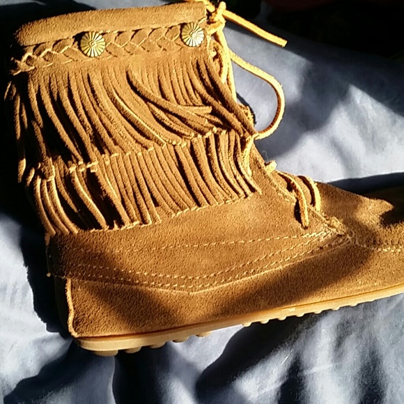 Minnitonka fringe ankle boots